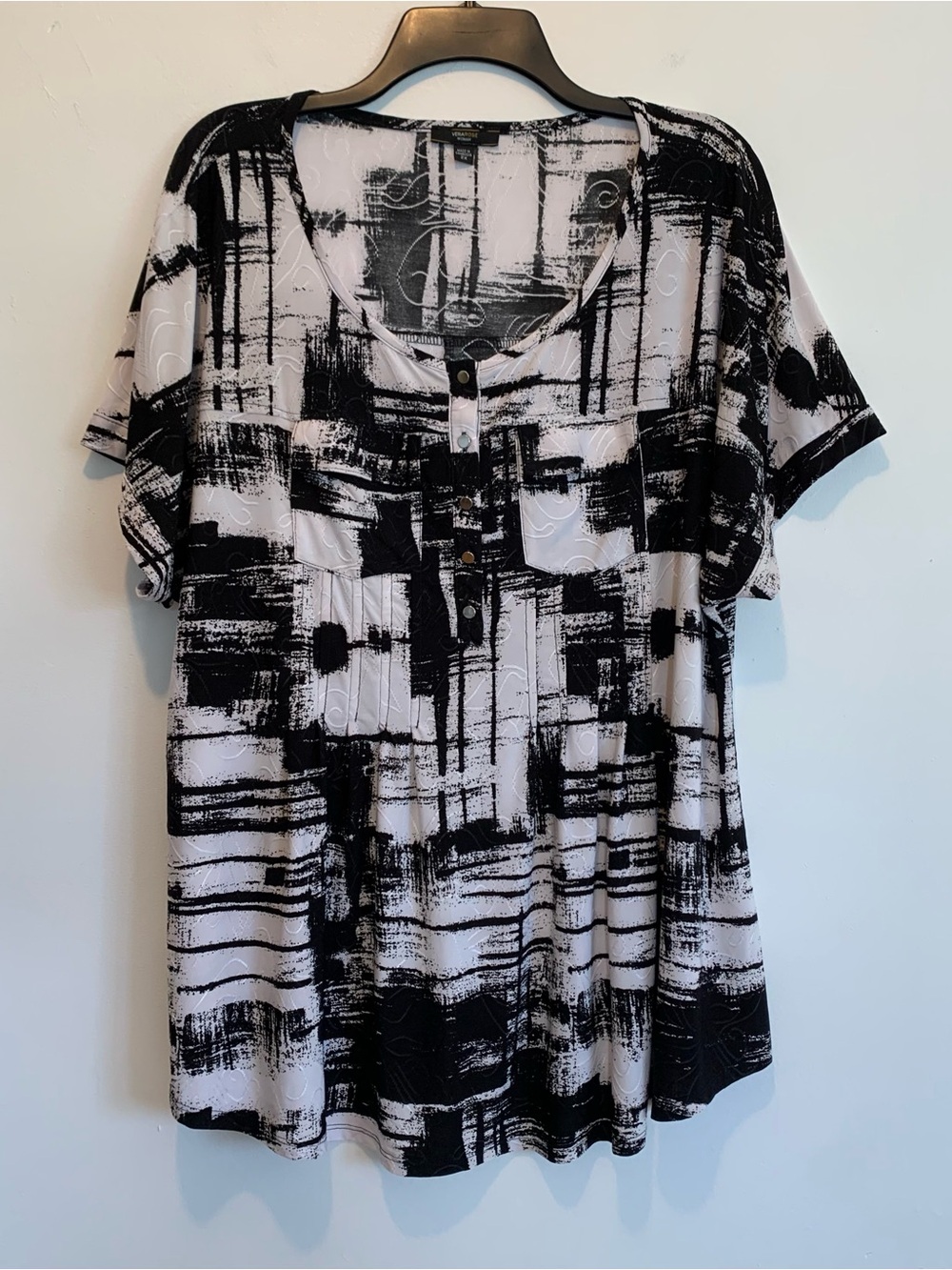 Vera Rose Black & White HenleyTunic Top 2X Short Sleeve